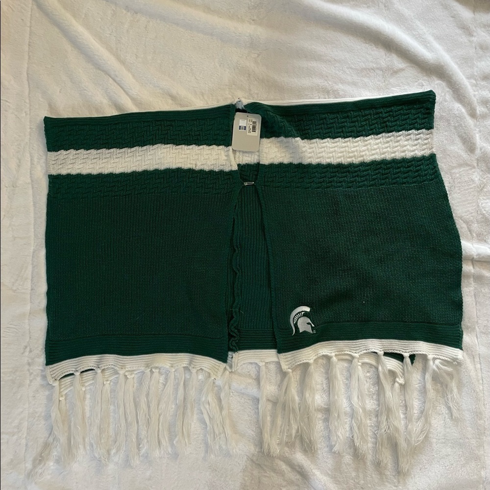 𝅺MICHIGAN State poncho NWT size osfa color green and white